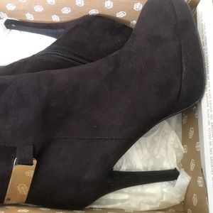 H&M-black suede ankle boots side zipper & front platform. 4 1/2 heel, size 8.5